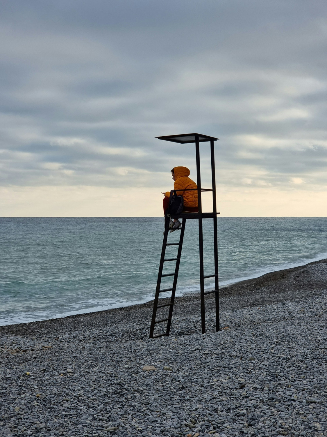 Человек сидит один возле моря, социально-тревожный человек, одиночество, интроверт