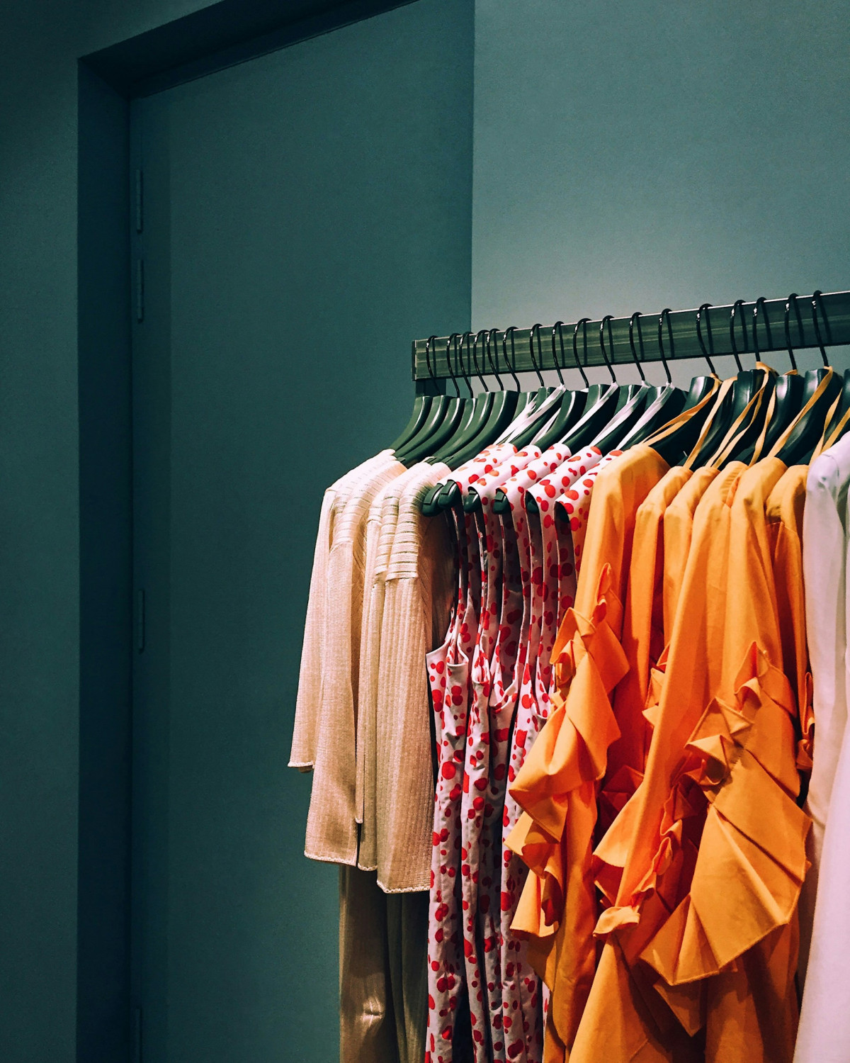 Одежда в магазине, эффект Дидро, теряем интерес к старым вещам после покупки чего-то нового
