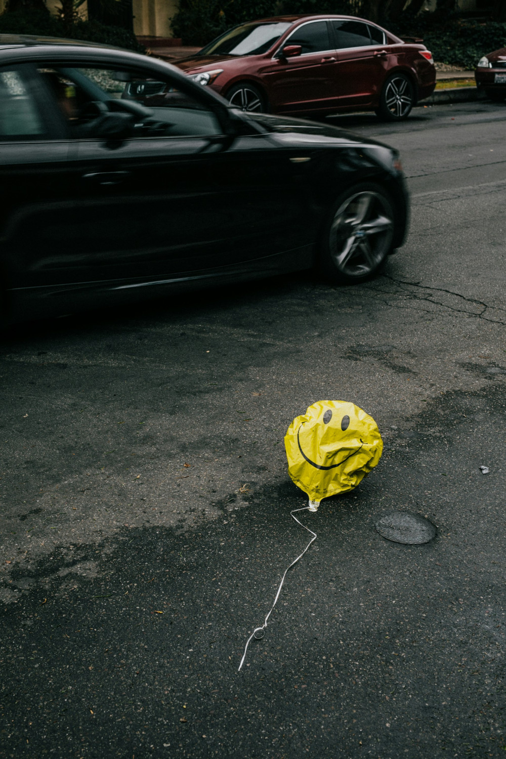 Улыбка, воздушный шарик на дороге, грустишь без причины
