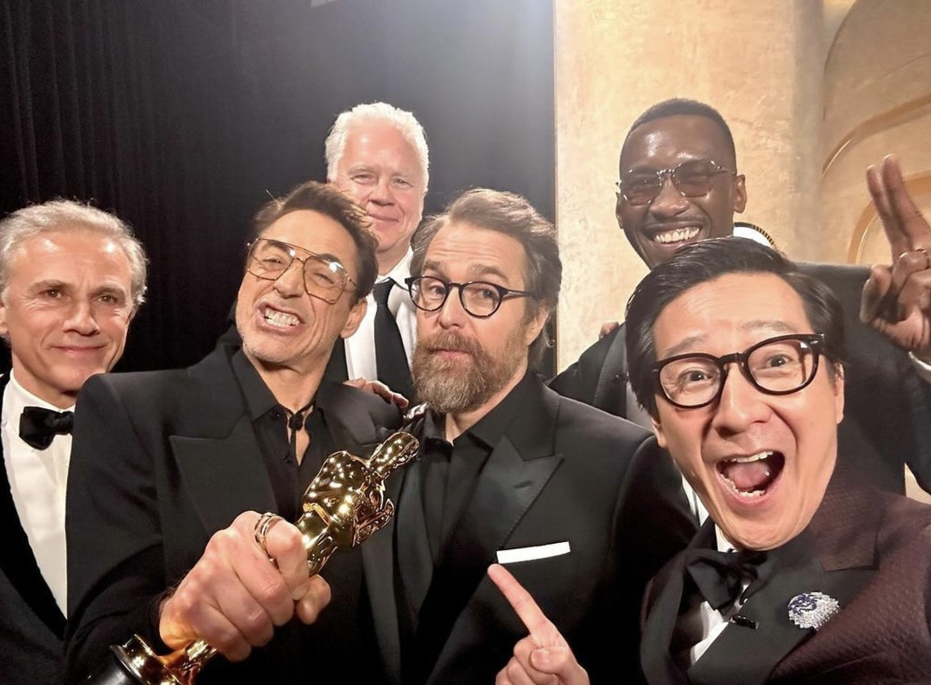 Актер Ке Хюи Куан показал селфи с голливудскими звездами на премии «Оскар»