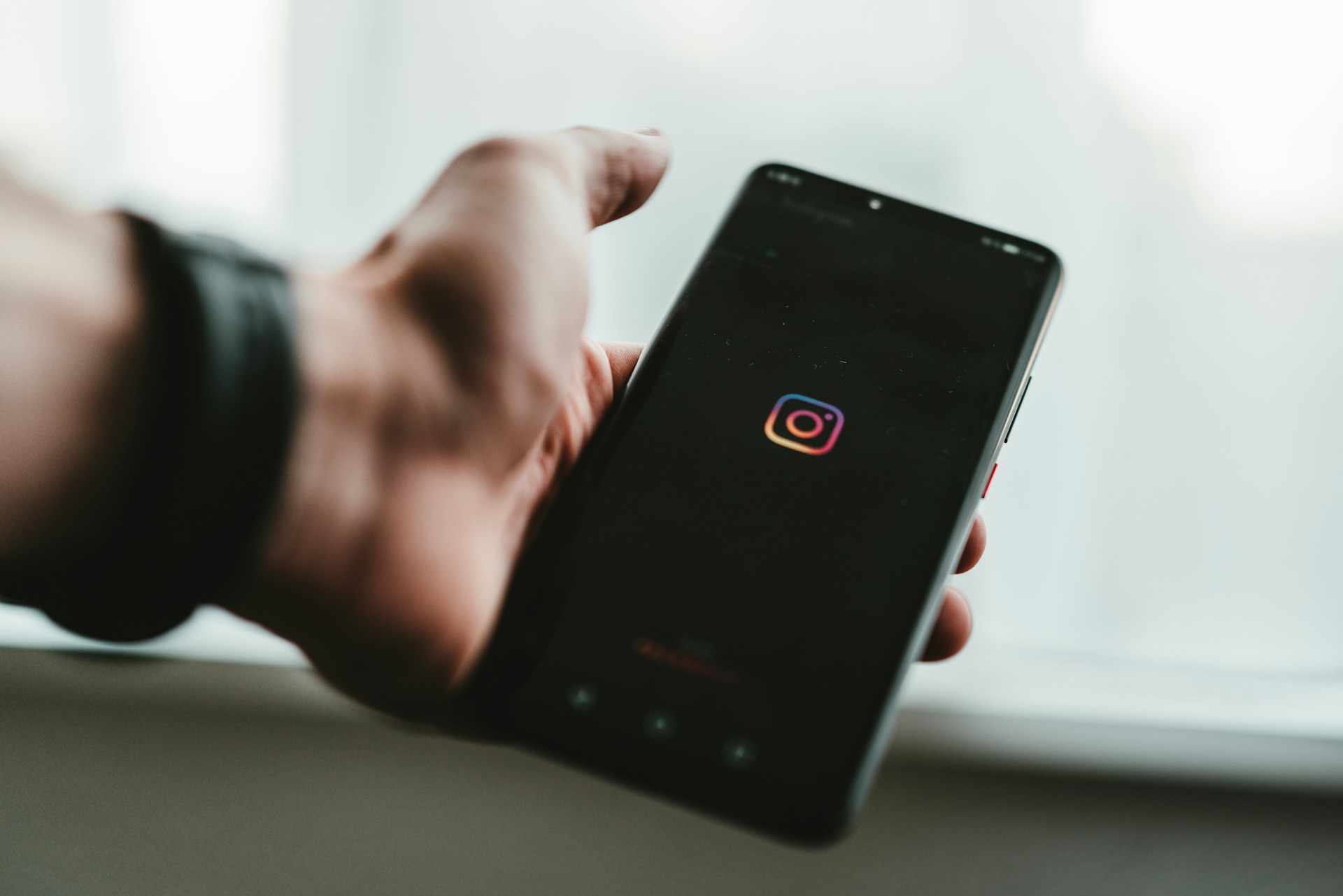 Instagram анонсировал функцию, которая защитит пользователей от нежелательных нюдсов в direct