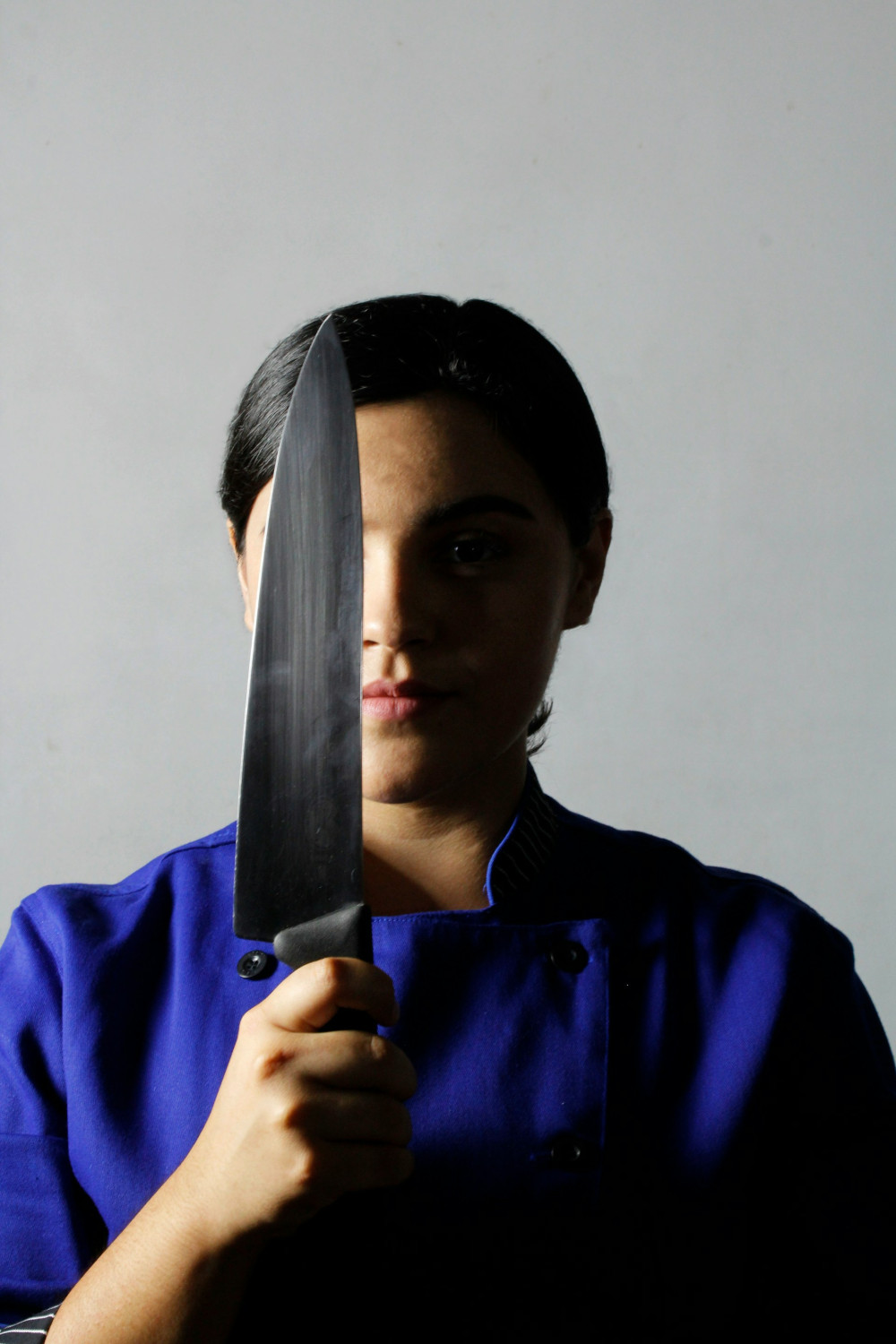 Девушка с ножом, опасность, как распознать насильника