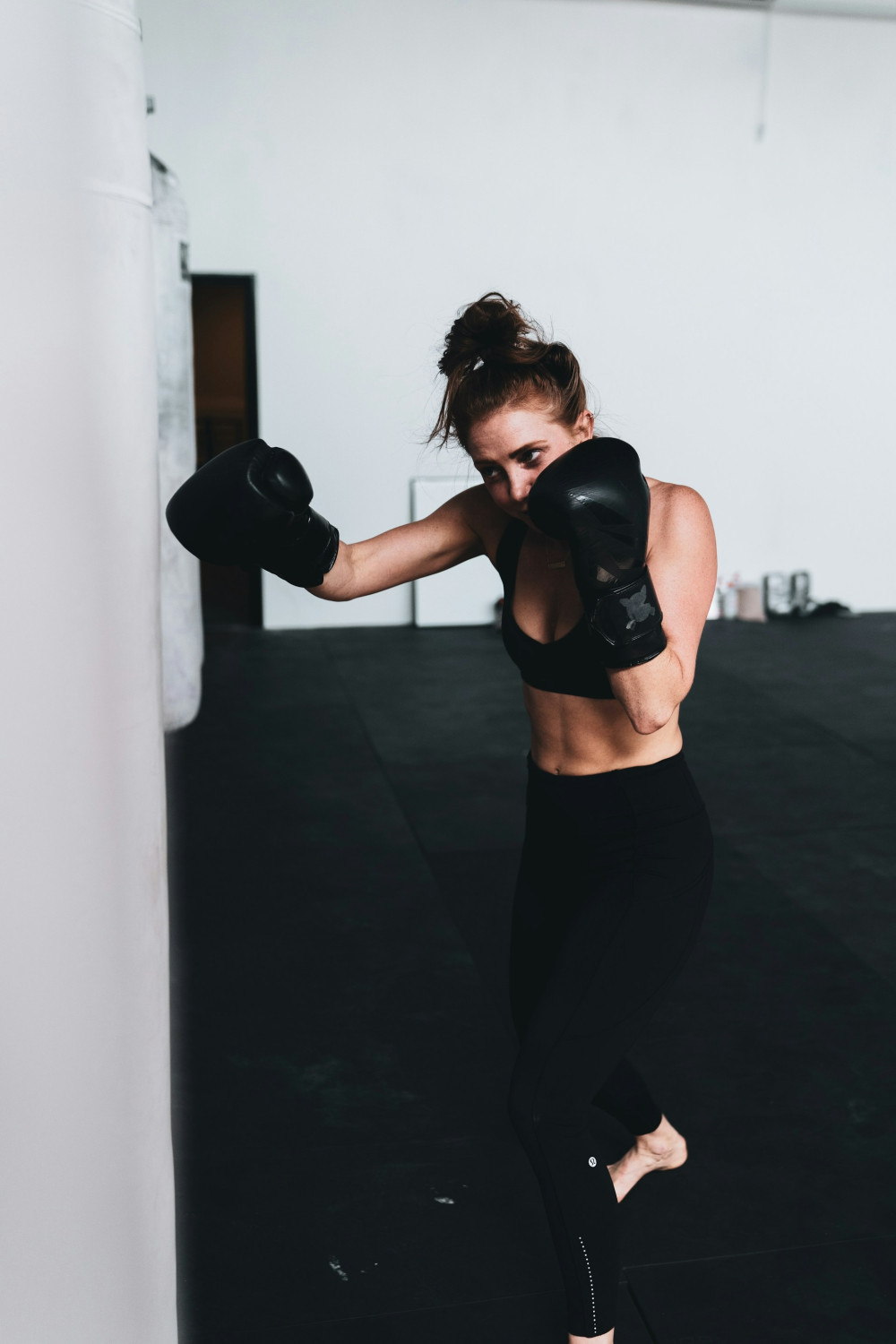 Тренировка, бокс, девушка занимается спортом, отслеживать пульс