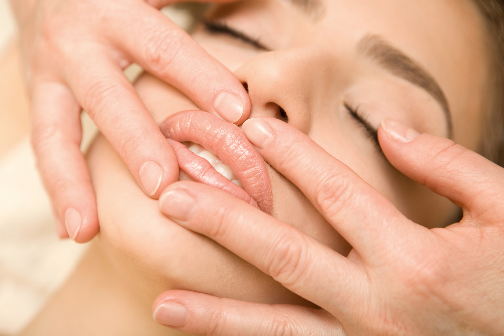 как увеличить губы в домашних условиях с помощью массажа?