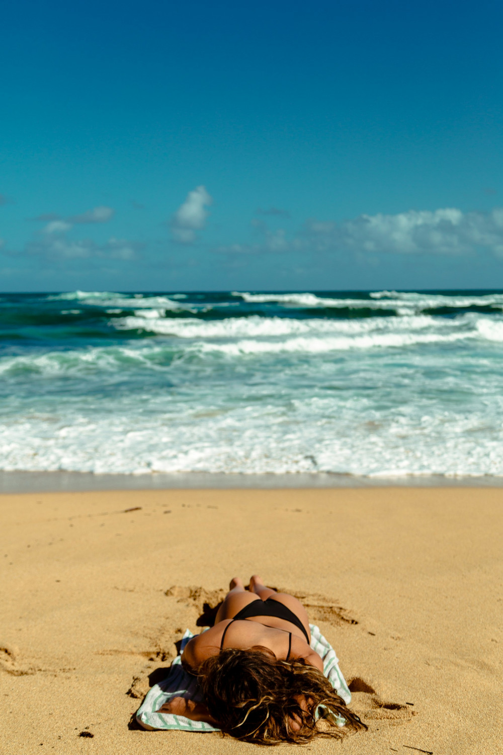 Девушка загорает на пляже, SPF, маркировка SPF и PA на упаковке солнцезащитного средства, солнцезащитное средство