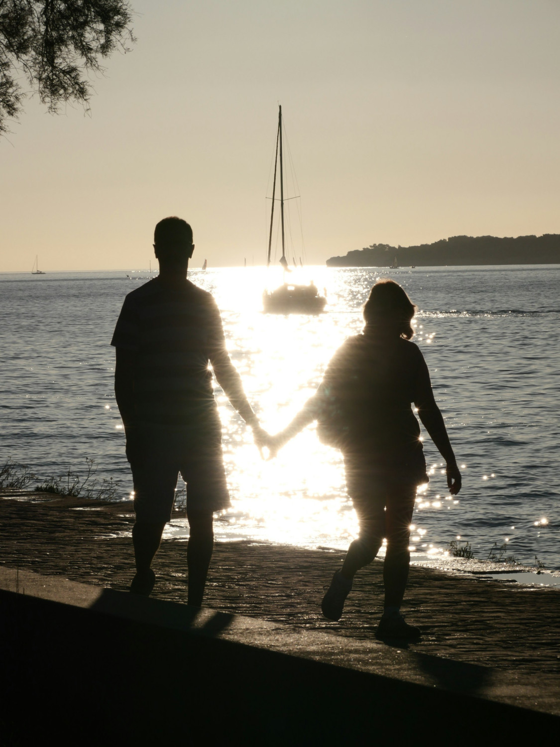 Парень и девушка держатся за руки, пара стоит на берегу моря, ты слишком много требуешь от партнера