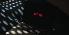 В Каннах на аукционе разыграли роль в популярном сериале на Netflix