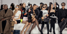 Front Row: Balenciaga представил новый кампейн сумки Le City